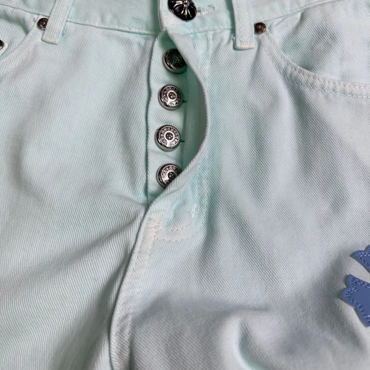 P270 💰 (Top version) CHROME HEARTS 25ss dopamine light blue cross-painted leather washed jeans - Full of exploring the ultimate in fashion, Chrome Hearts' new Chrome Hearts pants not only present a unique style, the fresh ice blue color looks particularly youthful and energetic. The mid-high waist design is paired with a lazy and casual style, which not only shows long legs but also maintains a casual feel. It is a must-have fashion choice for trendy men and trendy women. Color: Dopamine light blue Size: 28-30-32-34-36 (corresponds to S-M-L-XL-XXL)